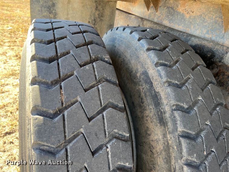 image for item KF9863 1992 Ford L8000  dump truck