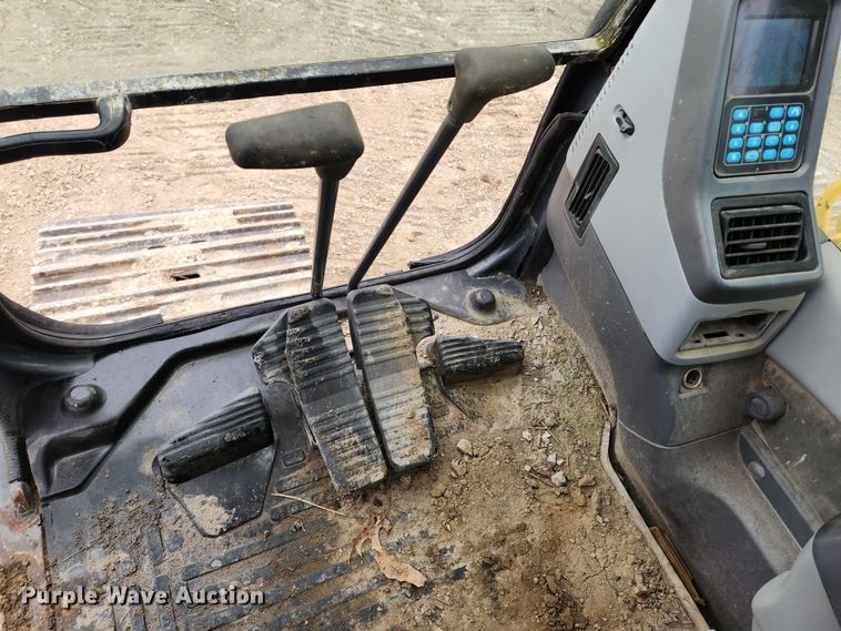 image for item KT9573 2002 Komatsu PC200LC-7L  excavator