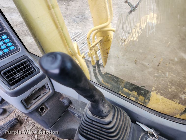 image for item KT9573 2002 Komatsu PC200LC-7L  excavator