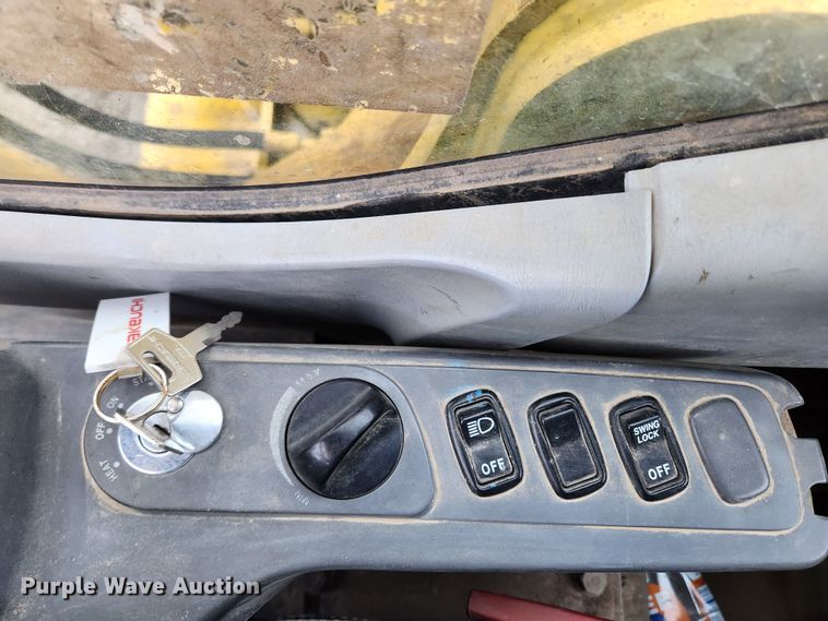 image for item KT9573 2002 Komatsu PC200LC-7L  excavator