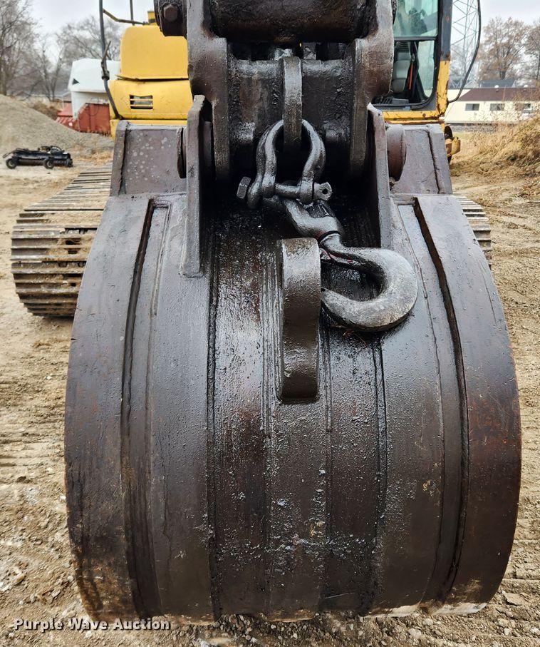 image for item KT9573 2002 Komatsu PC200LC-7L  excavator