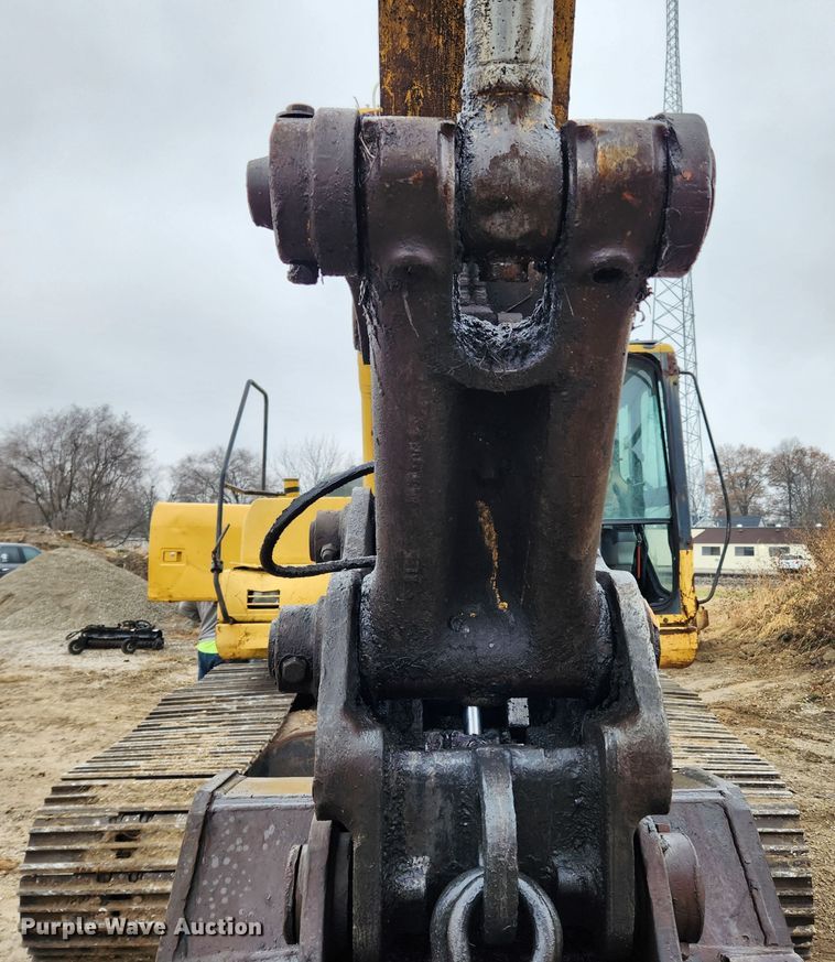 image for item KT9573 2002 Komatsu PC200LC-7L  excavator