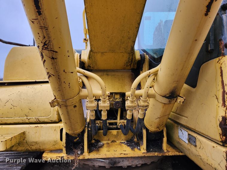 image for item KT9573 2002 Komatsu PC200LC-7L  excavator