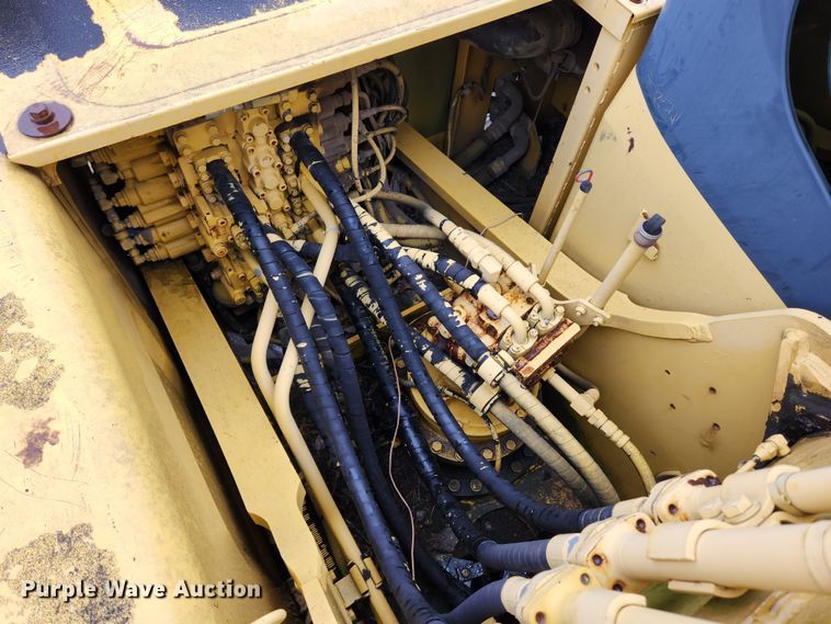 image for item KT9573 2002 Komatsu PC200LC-7L  excavator