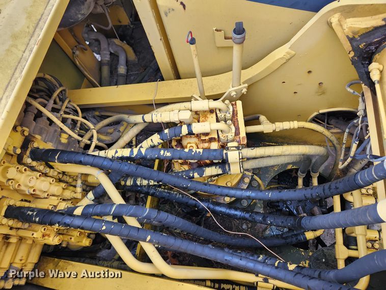 image for item KT9573 2002 Komatsu PC200LC-7L  excavator