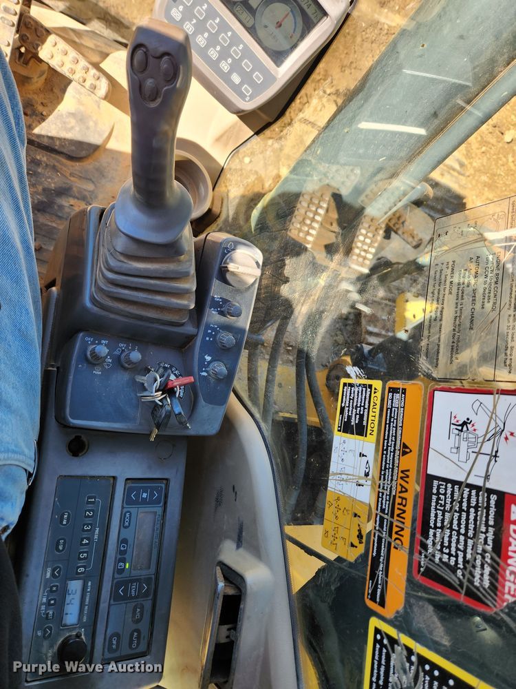 image for item KT9597 2008 John Deere 200D LC  excavator