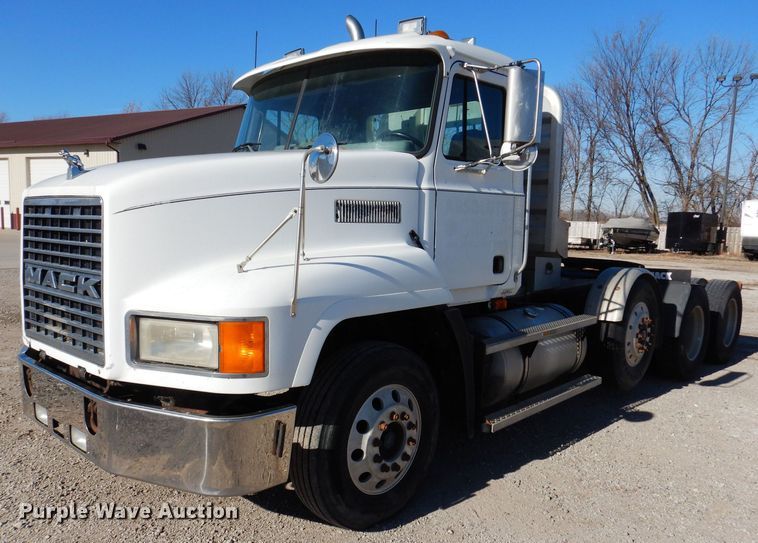 image for item KW9634 1999 Mack CH600  semi truck