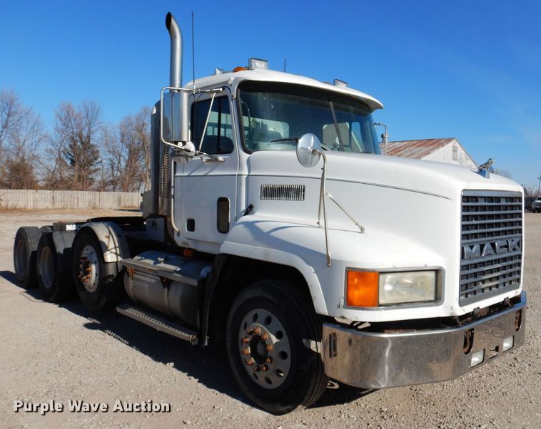 image for item KW9634 1999 Mack CH600  semi truck