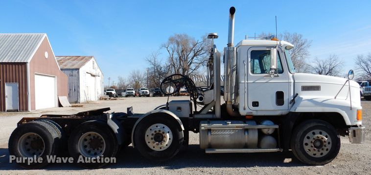 image for item KW9634 1999 Mack CH600  semi truck