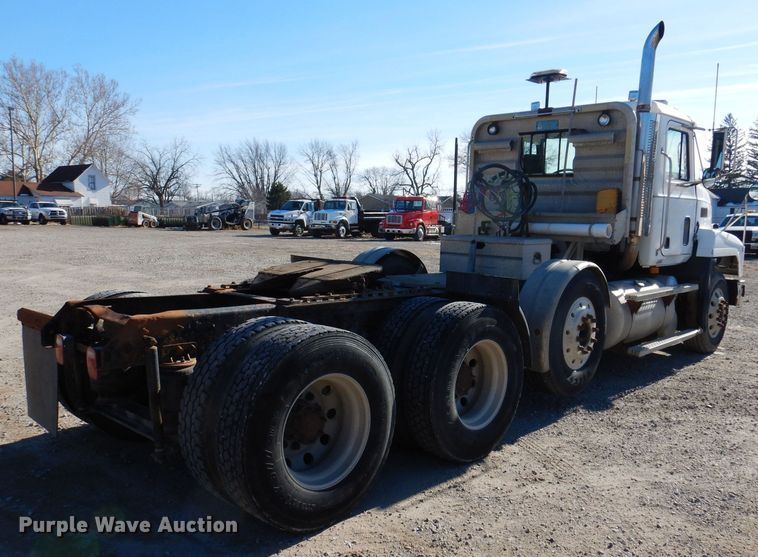 image for item KW9634 1999 Mack CH600  semi truck