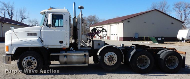 image for item KW9634 1999 Mack CH600  semi truck