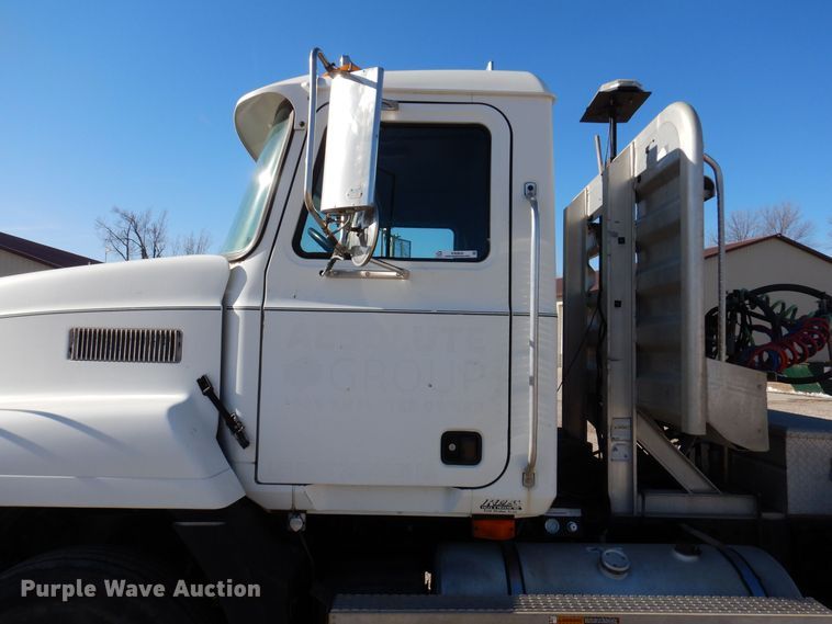 image for item KW9634 1999 Mack CH600  semi truck