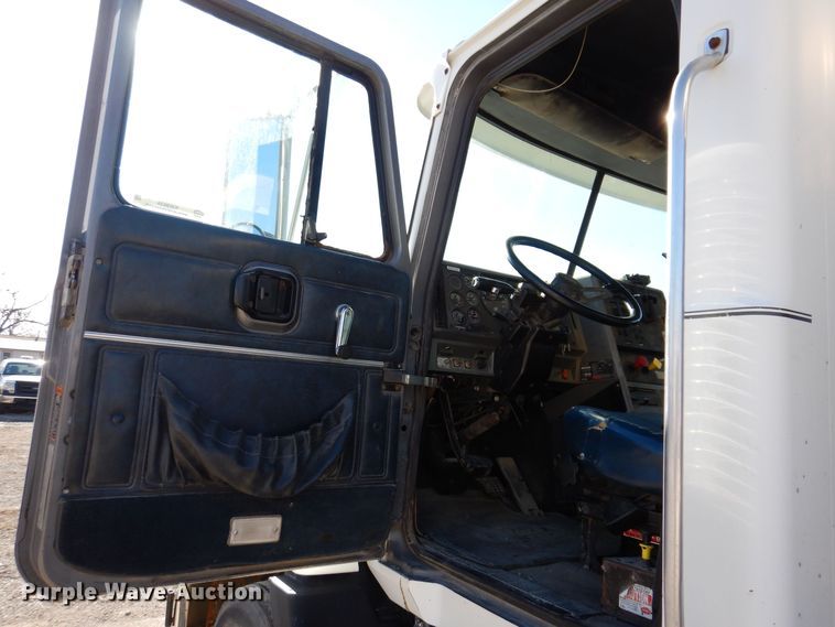 image for item KW9634 1999 Mack CH600  semi truck