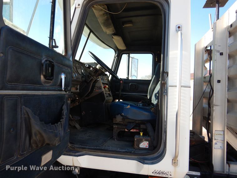 image for item KW9634 1999 Mack CH600  semi truck