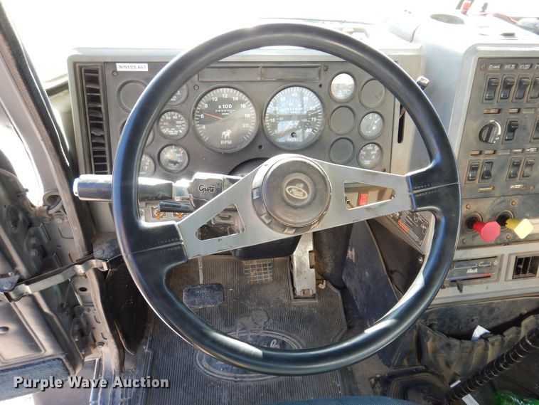 image for item KW9634 1999 Mack CH600  semi truck