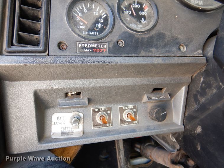 image for item KW9634 1999 Mack CH600  semi truck