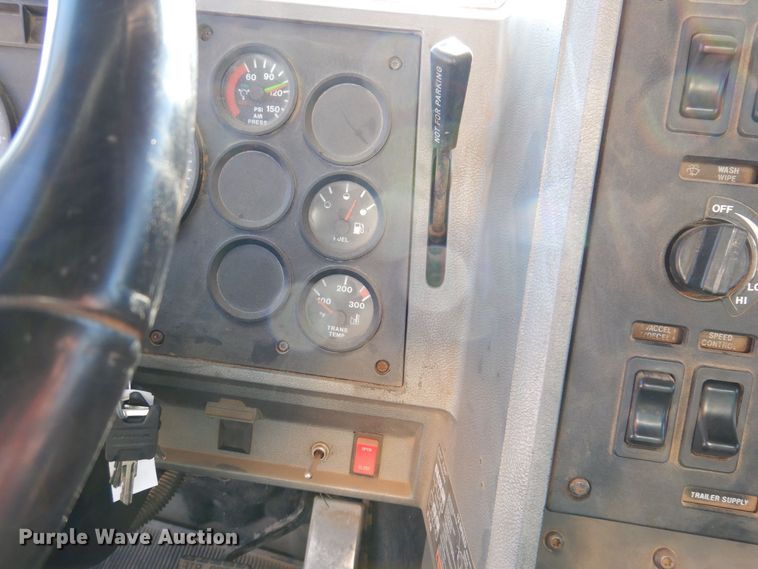 image for item KW9634 1999 Mack CH600  semi truck