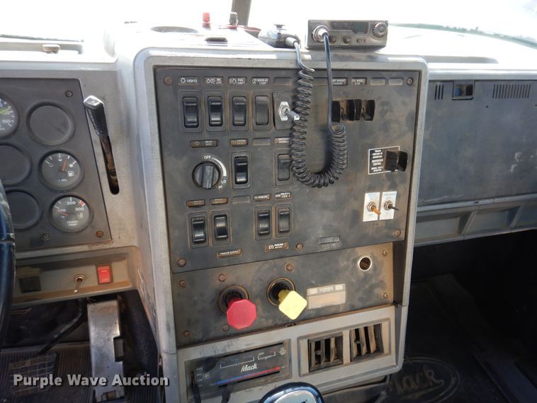 image for item KW9634 1999 Mack CH600  semi truck