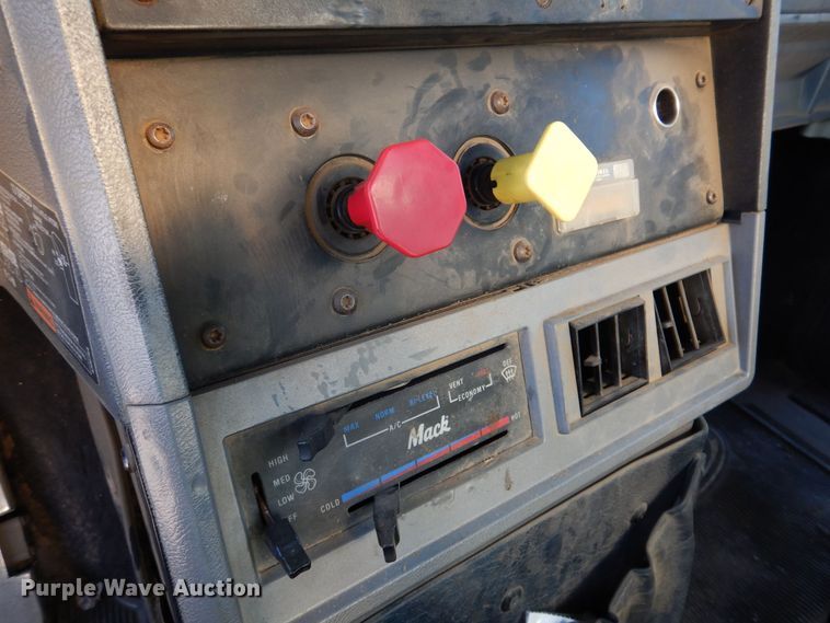 image for item KW9634 1999 Mack CH600  semi truck