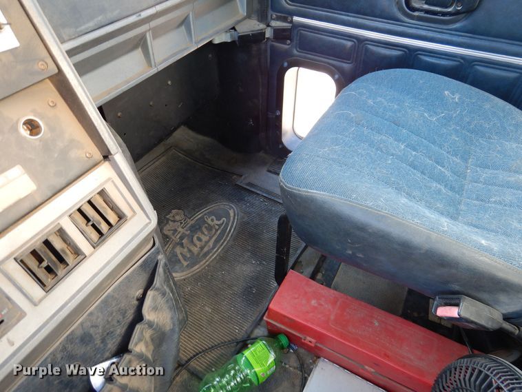 image for item KW9634 1999 Mack CH600  semi truck