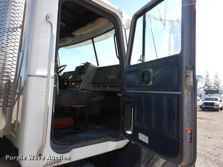 image for item KW9634 1999 Mack CH600  semi truck