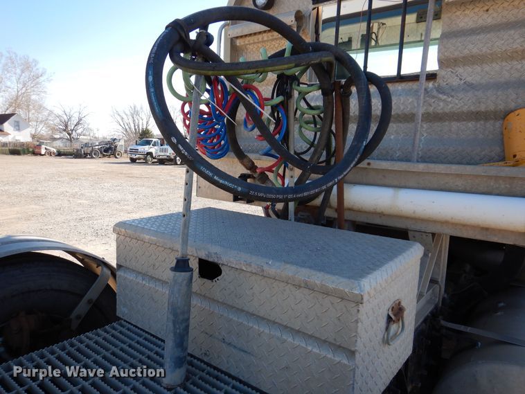 image for item KW9634 1999 Mack CH600  semi truck