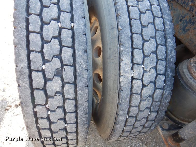 image for item KW9634 1999 Mack CH600  semi truck