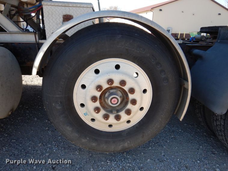 image for item KW9634 1999 Mack CH600  semi truck