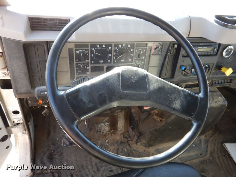 image for item KW9636 1995 International 4900  dump truck