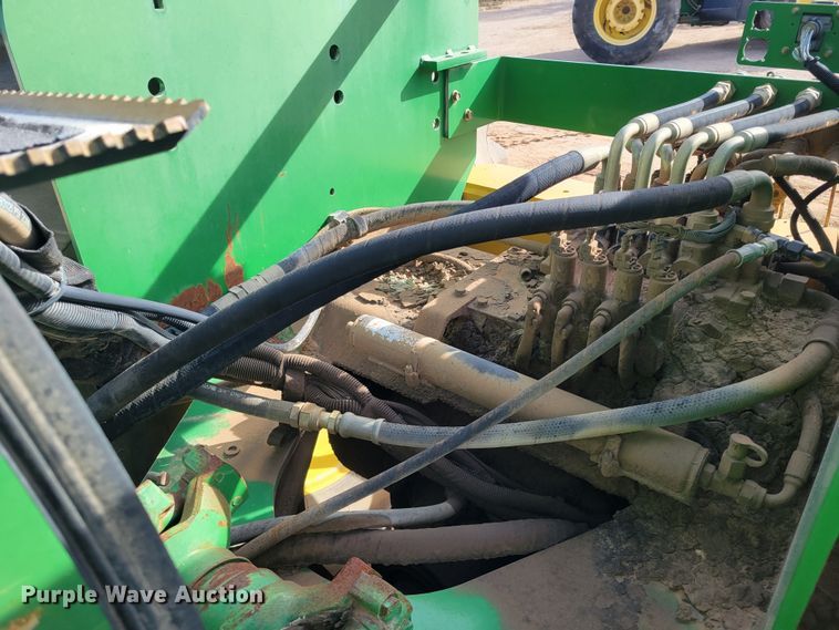 image for item LG9358 2006 John Deere 9520 Scraper Special  4WD tractor