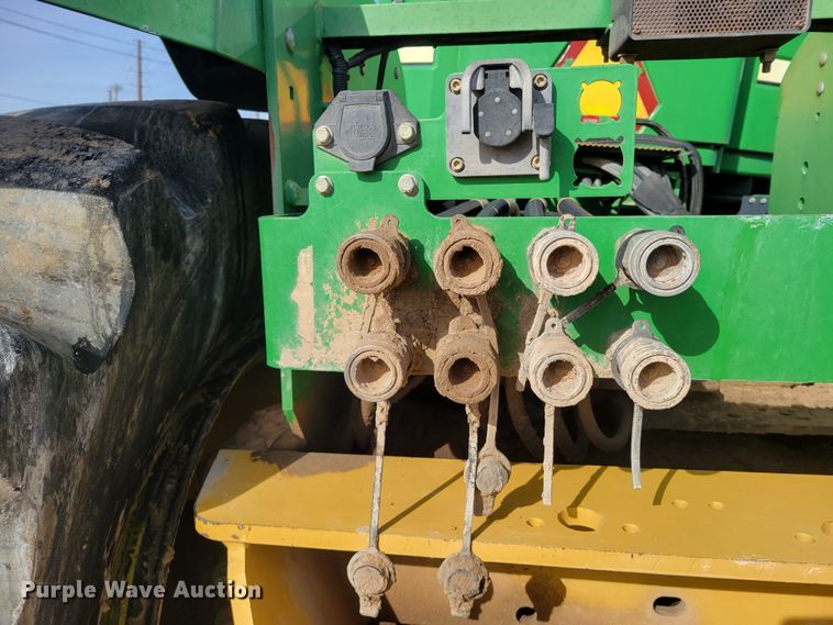 image for item LG9358 2006 John Deere 9520 Scraper Special  4WD tractor