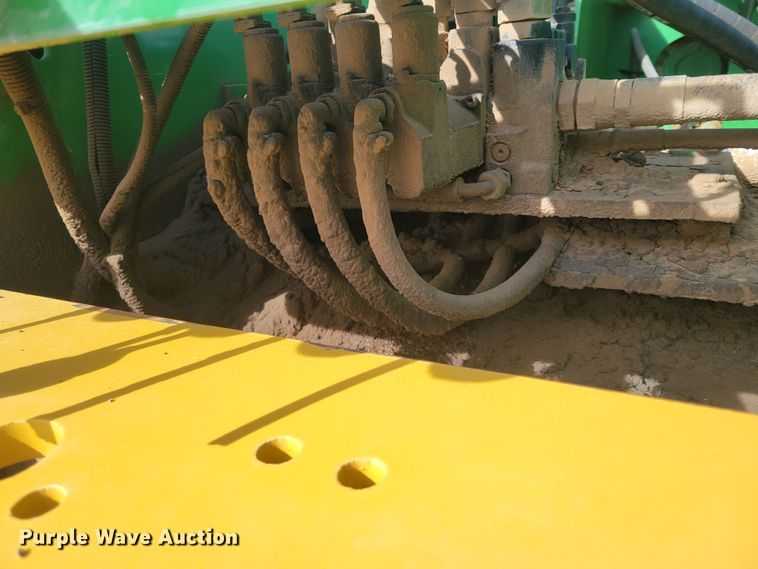 image for item LG9358 2006 John Deere 9520 Scraper Special  4WD tractor