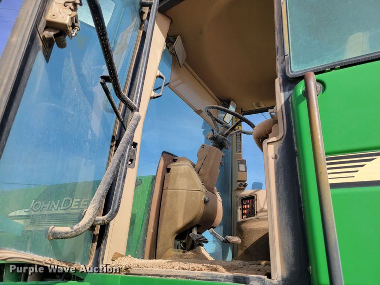 image for item LG9358 2006 John Deere 9520 Scraper Special  4WD tractor