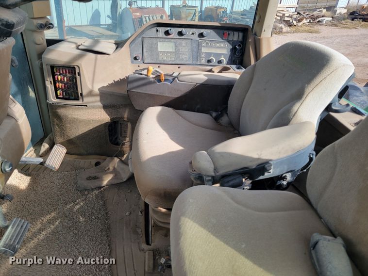 image for item LG9358 2006 John Deere 9520 Scraper Special  4WD tractor