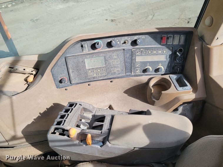 image for item LG9358 2006 John Deere 9520 Scraper Special  4WD tractor