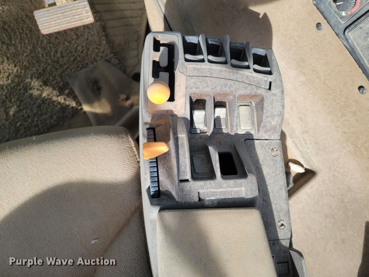 image for item LG9358 2006 John Deere 9520 Scraper Special  4WD tractor