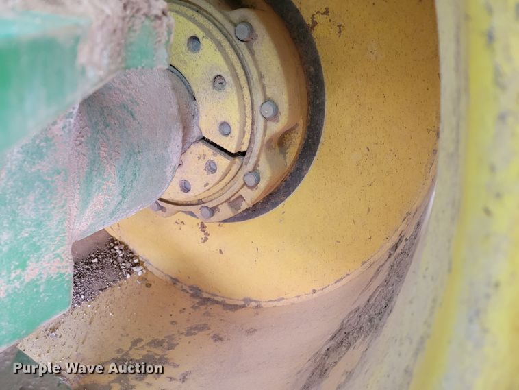 image for item LG9358 2006 John Deere 9520 Scraper Special  4WD tractor