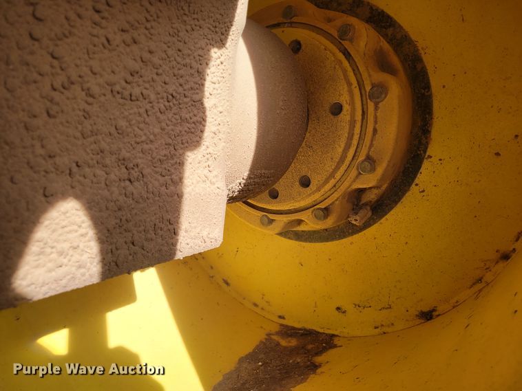 image for item LG9358 2006 John Deere 9520 Scraper Special  4WD tractor