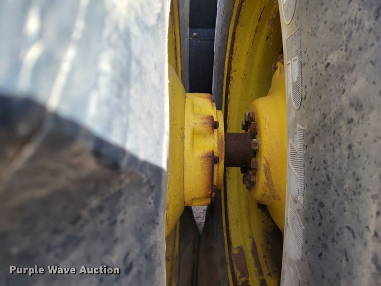 image for item LG9359 2007 John Deere 9520 Scraper Special  4WD tractor