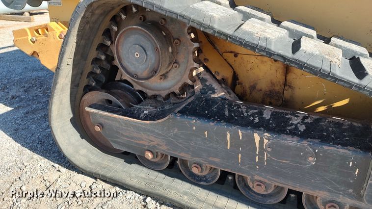 image for item LK9385 2010 John Deere 333D  tracked skid steer loader