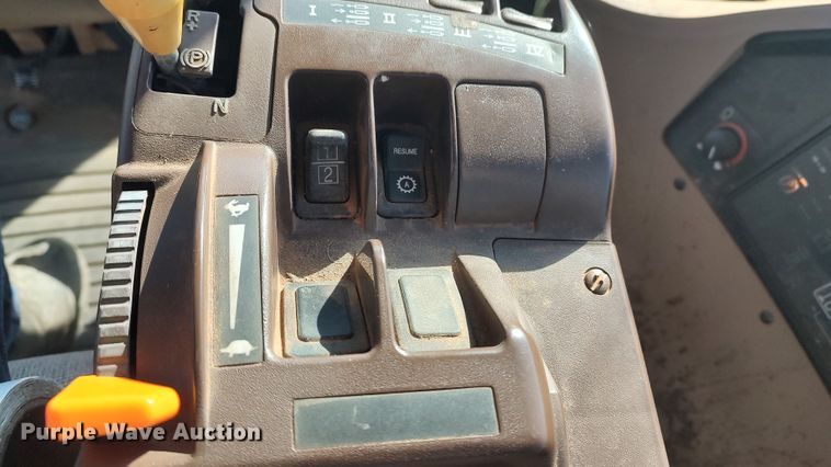 image for item LK9446 2005 John Deere 9620  4WD tractor