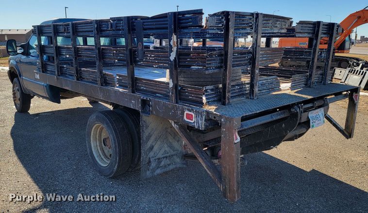 image for item LL9767 2001 Ford F550 Super Duty  flatbed truck