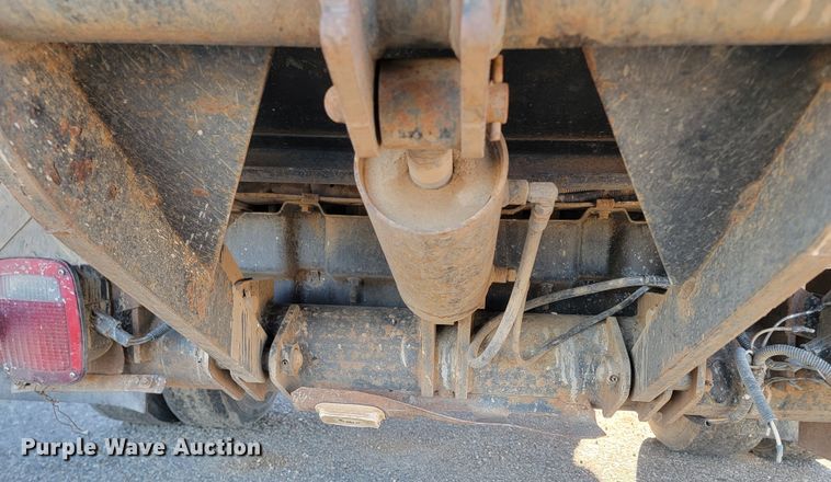 image for item LL9767 2001 Ford F550 Super Duty  flatbed truck