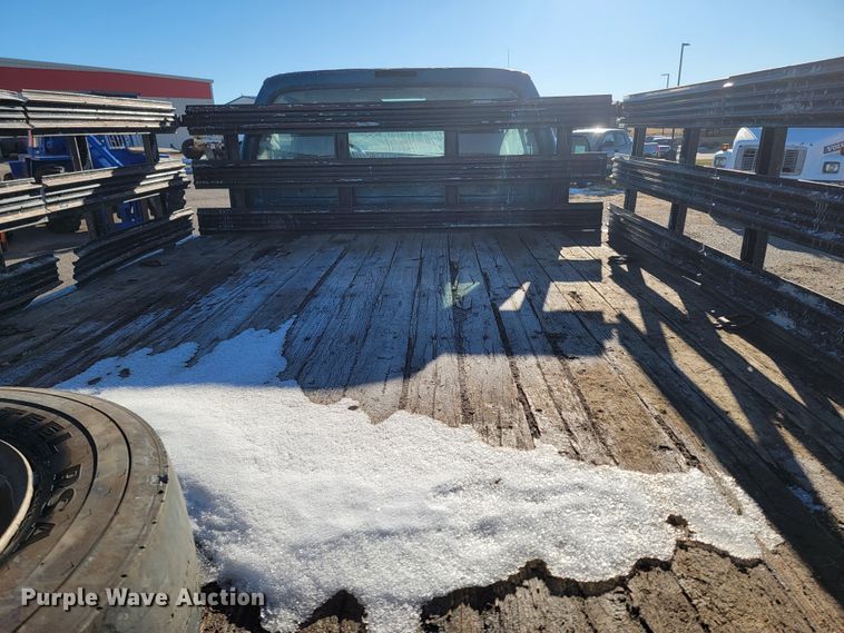 image for item LL9767 2001 Ford F550 Super Duty  flatbed truck