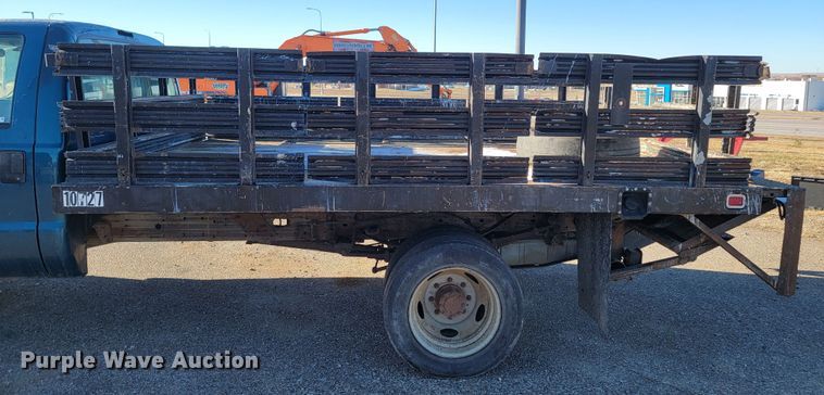 image for item LL9767 2001 Ford F550 Super Duty  flatbed truck