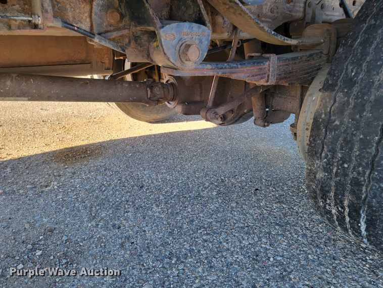 image for item LL9767 2001 Ford F550 Super Duty  flatbed truck