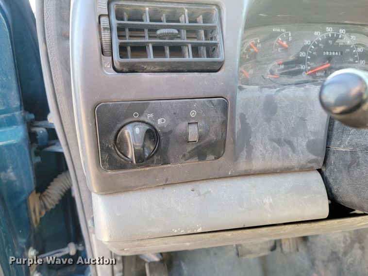 image for item LL9767 2001 Ford F550 Super Duty  flatbed truck