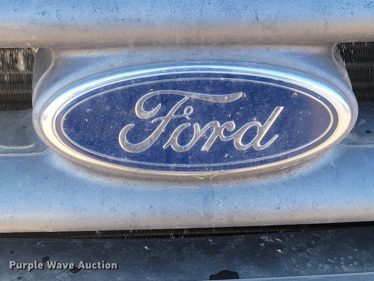 image for item LL9767 2001 Ford F550 Super Duty  flatbed truck