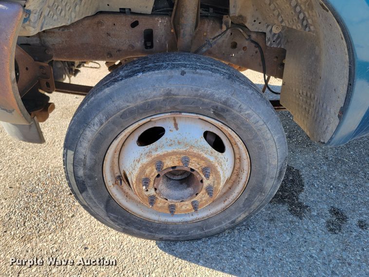 image for item LL9767 2001 Ford F550 Super Duty  flatbed truck