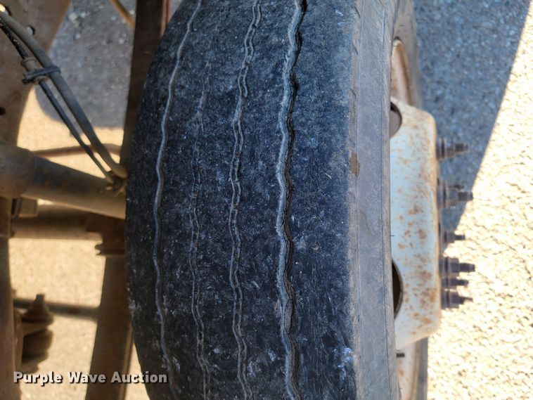 image for item LL9767 2001 Ford F550 Super Duty  flatbed truck